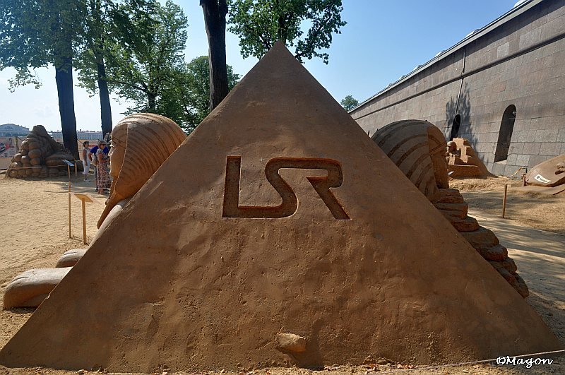 Пирамида из песка с логотипом LSR на Sand Festival в России